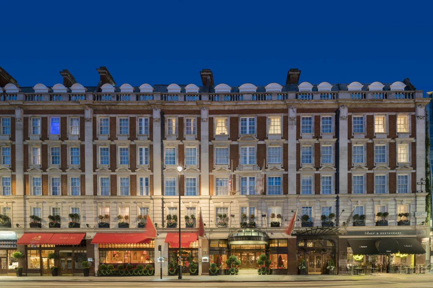 ロンドンのThe Rubens at the Palaceの正面入口